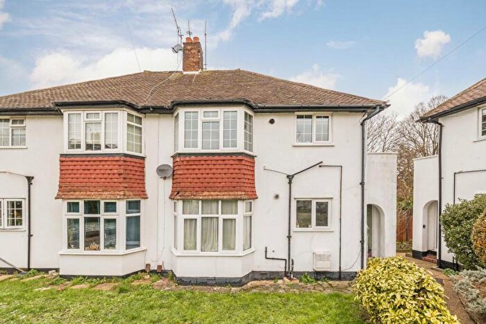 2 Bedroom Maisonette For Sale In Grove Close, Kingston Upon Thames, KT1