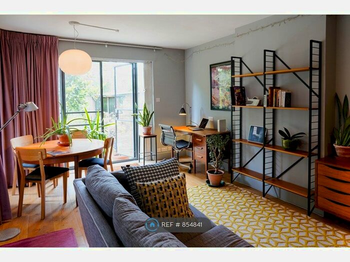 2 Bedroom Flat To Rent In De Crespigny Park, London, SE5