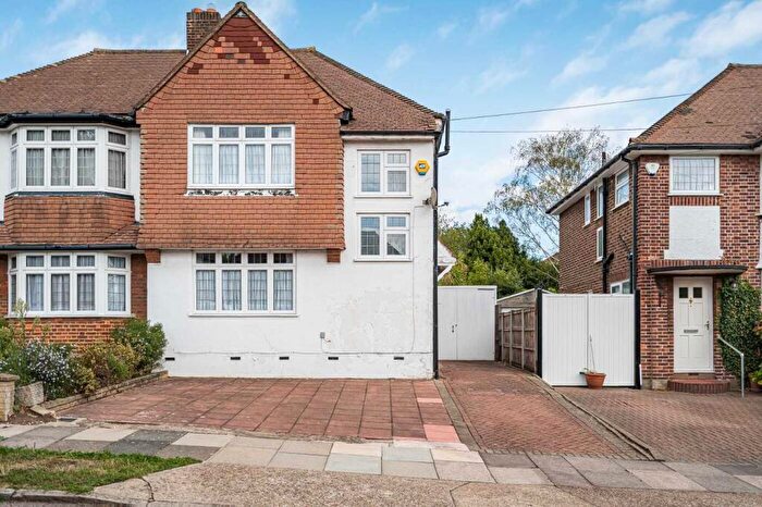 3 Bedroom Semi-Detached House For Sale In Knoll Drive, London, N14