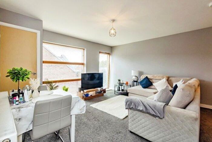 2 Bedroom Flat To Rent In Binding Close, Nottingham, NG5