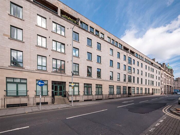 3 Bedroom Flat To Rent In East Fountainbridge, Edinburgh, EH3