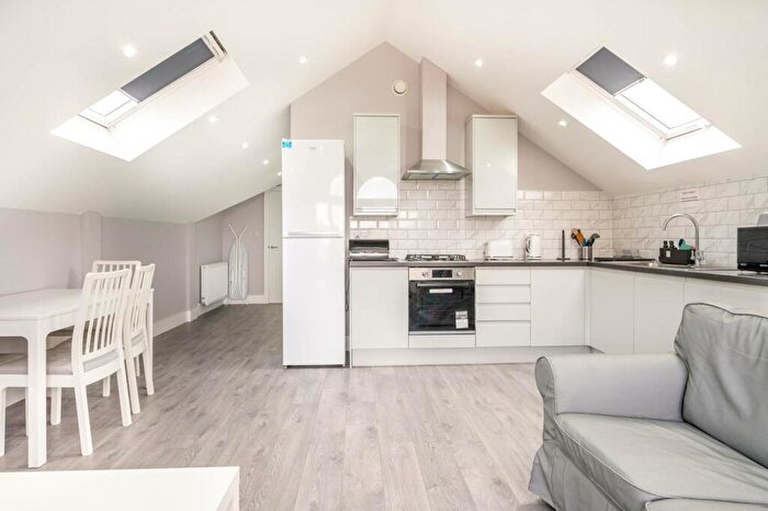 2 Bedroom Flat To Rent In Earlham Grove, Forest Gate, London, E7