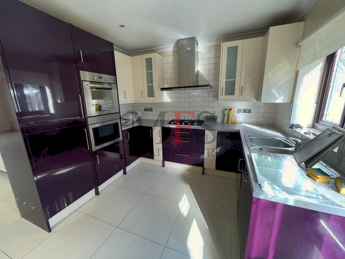 3 Bedroom Terraced House To Rent In Penbury Road, Southall, UB2