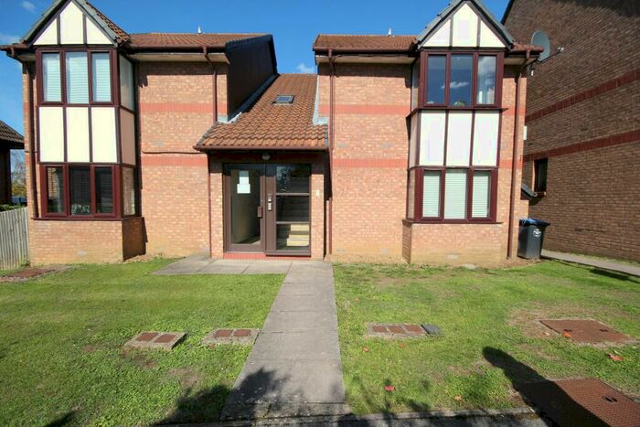 Studio To Rent In Viewfield Close, Harrow, HA3