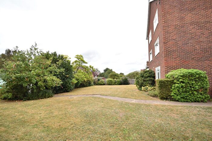 2 Bedroom Flat To Rent In Cranes Park, Surbiton, KT5