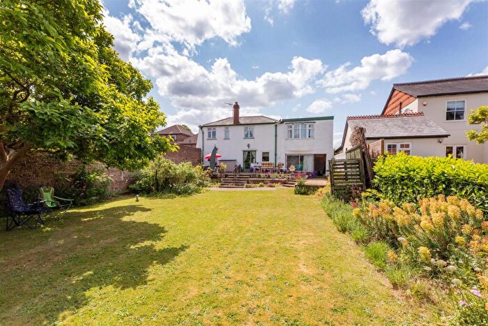 4 Bedroom Detached House For Sale In Ray Lea Road, Maidenhead, SL6