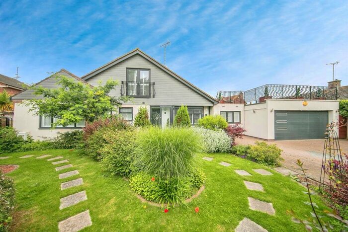 3 Bedroom Bungalow For Sale In Wick Lane, Harwich, CO12