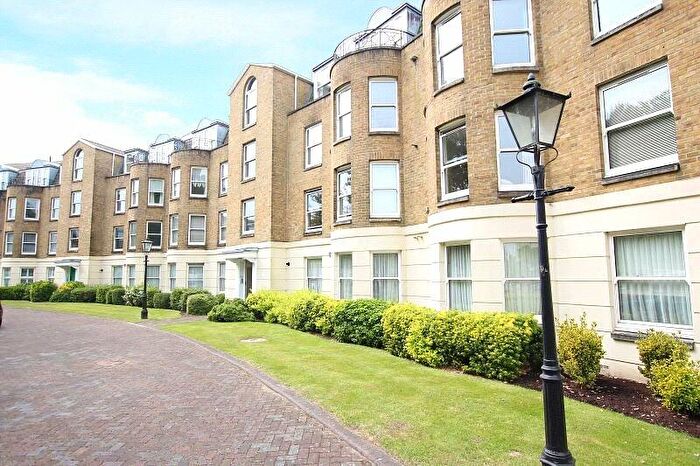 2 Bedroom Flat To Rent In Beach Crescent, Littlehampton, West Sussex, BN17