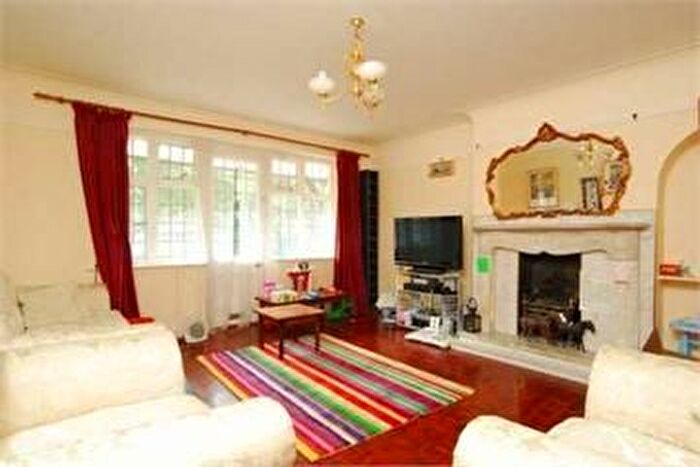 3 Bedroom Flat To Rent In Kingsley Road, Hounslow, TW3