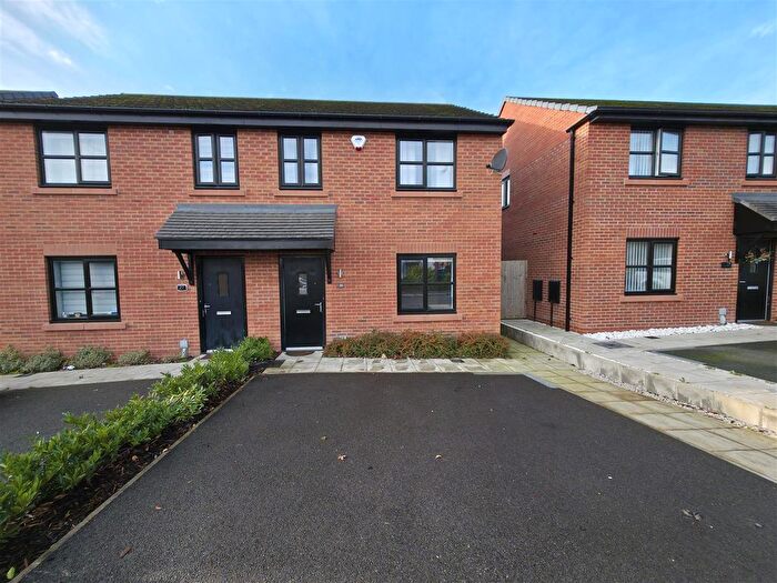 3 Bedroom Semi Detached House To Rent In Borsdane Way, Westhoughton, Bolton, BL5