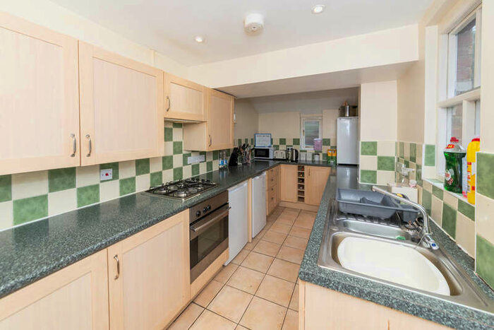 6 Bedroom Semi-Detached House To Rent In Markenfield Road, Guildford, GU1