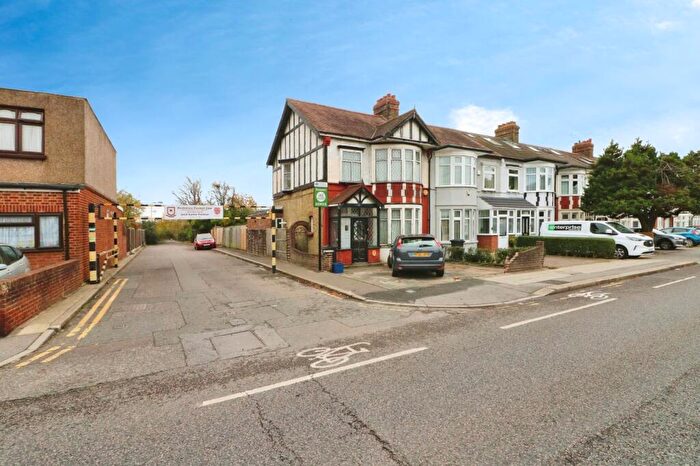 3 Bedroom End Of Terrace House For Sale In Fencepiece Road, Ilford, IG6