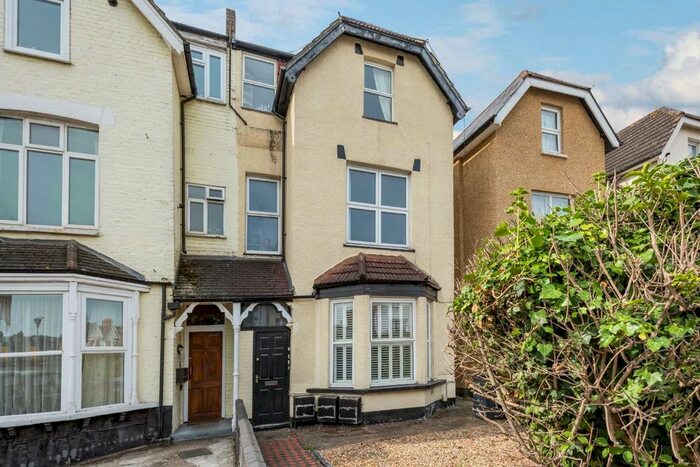 2 Bedroom Flat To Rent In Queens Road, London, SW19