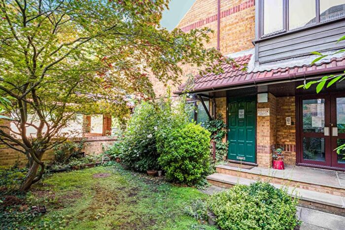 Studio To Rent In Linwood Close, London, SE5