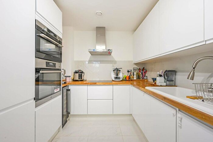 3 Bedroom Flat To Rent In Heron Place, Silvertown, London, E16