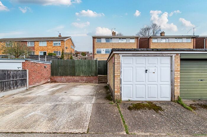 3 Bedroom Semi-Detached House For Sale In Lyndhurst Way, Istead Rise, Gravesend, DA13
