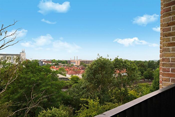 3 Bedroom Flat To Rent In Oberman Road, Brent, NW10