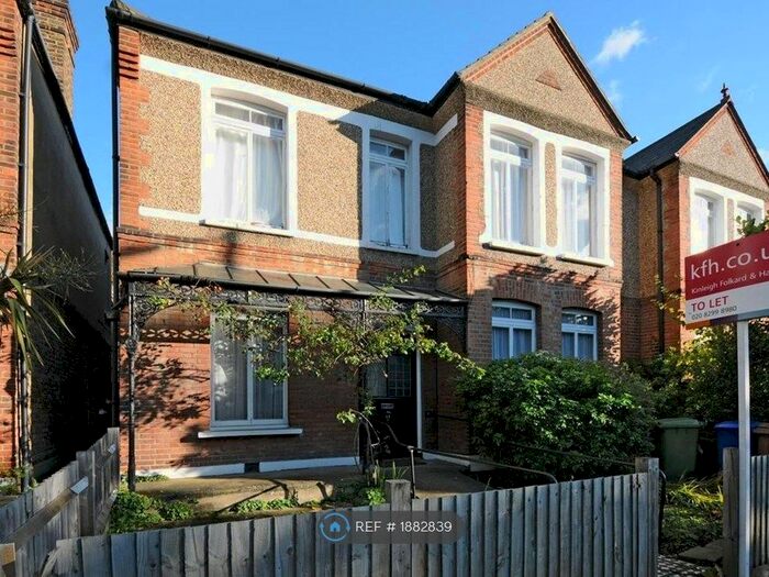3 Bedroom Flat To Rent In South Croxted Road, London, SE21