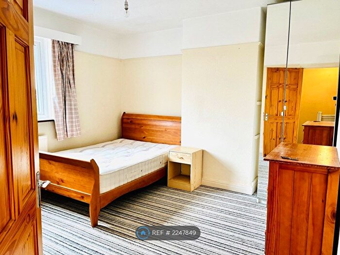 4 Bedroom Semi-Detached House To Rent In Cowley Road, Oxford, OX4