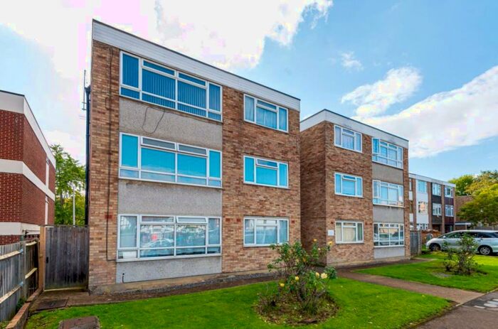 2 Bedroom Flat To Rent In Roycroft Close, E18