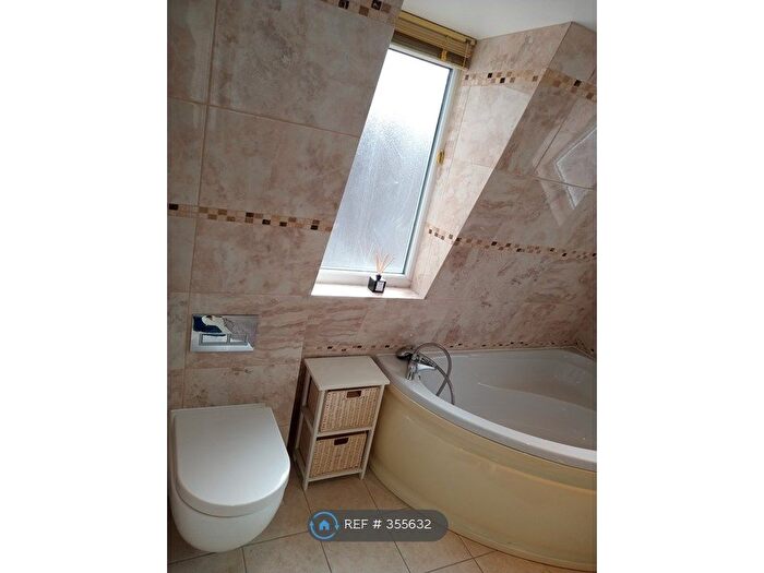 4 Bedroom Flat To Rent In London, London, SW6