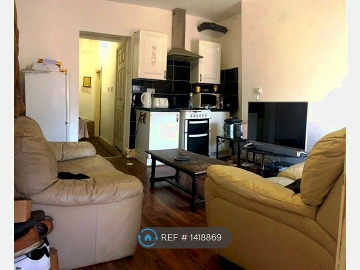 1 Bedroom Flat To Rent In Ladybarn Area, Manchester, M14