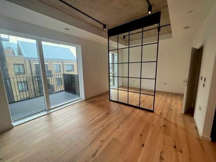 Studio To Rent In Goodluck Hope Walk, London, E14