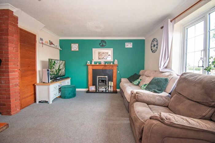 3 Bedroom Semi-Detached House For Sale In Atherstone Close, Oadby, LE2