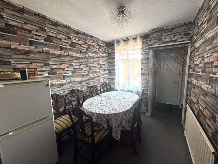 2 Bedroom Flat To Rent In High Street, Potters Bar, EN6