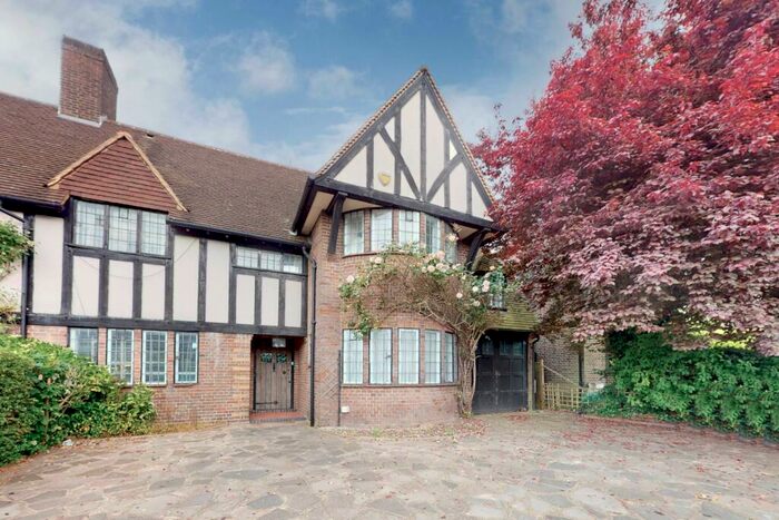 6 Bedroom Semi-Detached House To Rent In Finchley Road, Golders Green, NW11