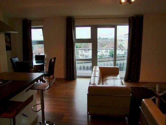 2 Bedroom Flat To Rent In Queen Mary Avenue, E18