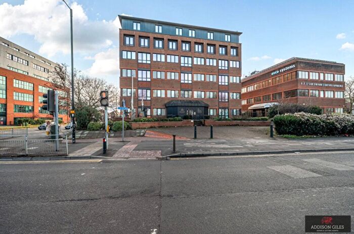 1 Bedroom Apartment For Sale In Bath Road, Slough, Berkshire, SL1