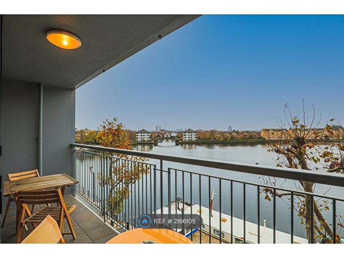 2 Bedroom Flat To Rent In City Harbour, London, E14