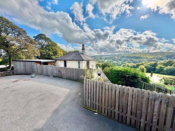3 Bedroom Detached House For Sale In Stainland Road, Stainland, HX4
