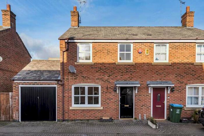 3 Bedroom Semi-Detached House To Rent In Fairford Leys, Aylesbury, HP19