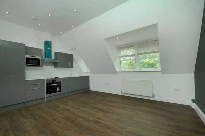 3 Bedroom Flat To Rent In Lynton Road, London, W3