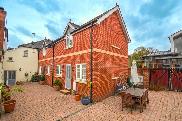 2 Bedroom Semi-Detached House To Rent In High Street, Maidenhead, Berkshire, SL6