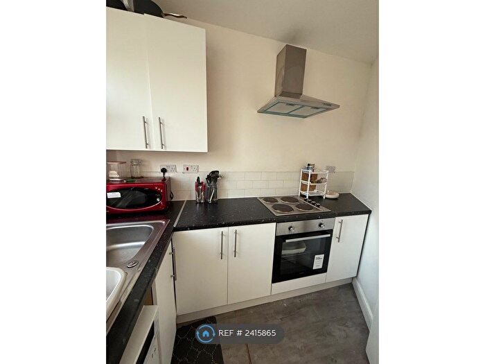 3 Bedroom Flat To Rent In Kingston Road, Epsom, KT19