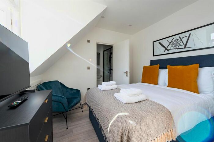 Studio To Rent In Upper Richmond Road West (), London, SW14