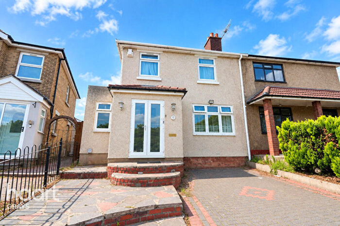 3 Bedroom Semi-Detached House For Sale In Watts Crescent, Purfleet, RM19