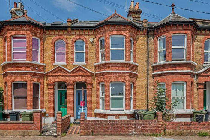 2 Bedroom Flat For Sale In Rosebery Road, London, SW2