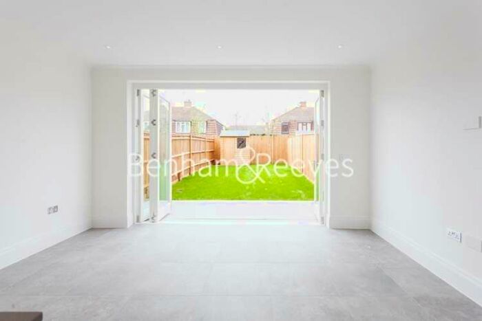 3 Bedroom Town House To Rent In Richmond Chase, Richmond, TW10