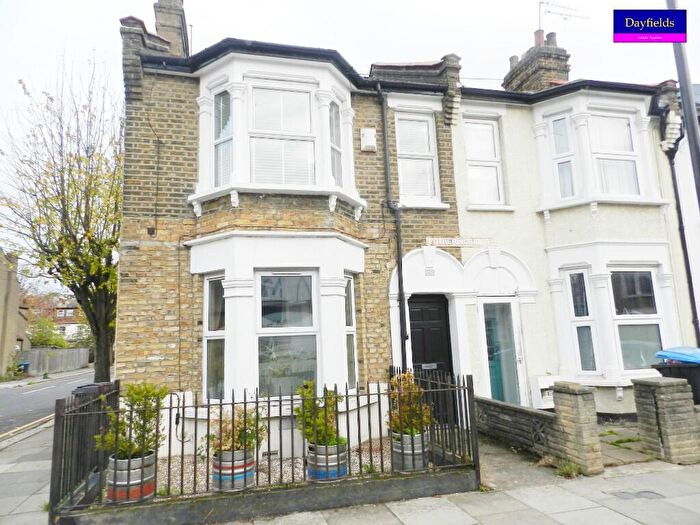 2 Bedroom Maisonette For Sale In Fotheringham Road, London, EN1