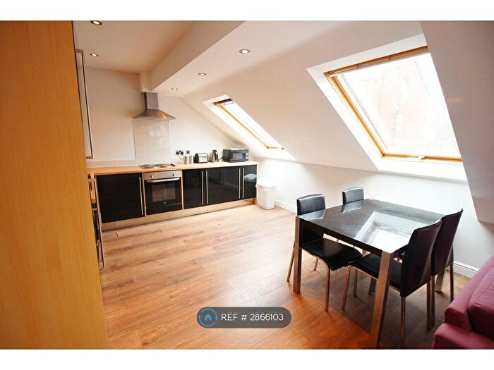 3 Bedroom Flat To Rent In Back Broomfield Crescent, Leeds, LS6