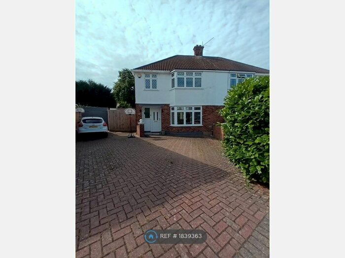 3 Bedroom Semi-Detached House To Rent In Raymond Road, Langley, SL3