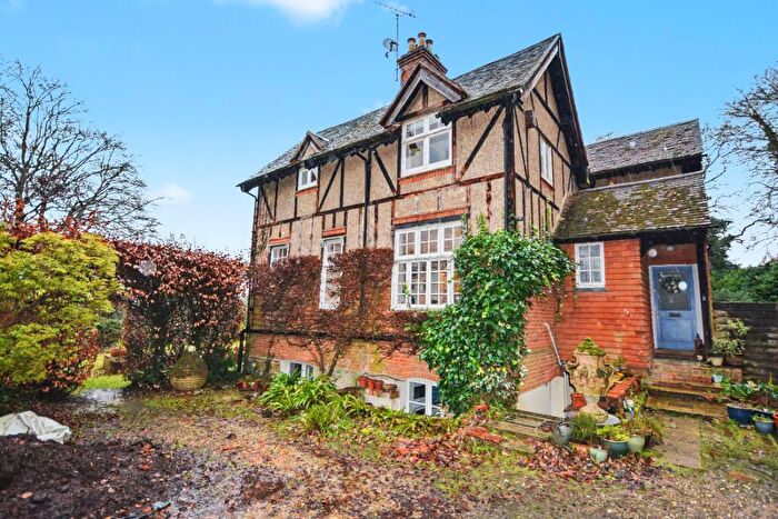 2 Bedroom Flat To Rent In The Crescent, Farnham, GU9