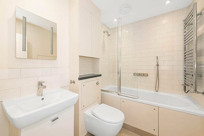 2 Bedroom Apartment To Rent In Nettlefold Place, West Norwood, SE27