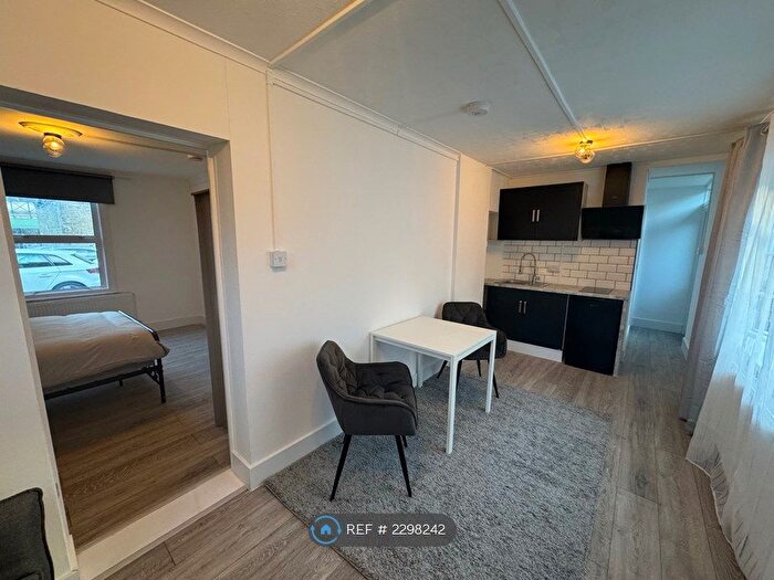 1 Bedroom Flat To Rent In Essex Place, London, W4