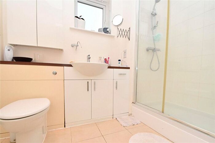 5 Bedroom Link Detached House For Sale In Waterstone Way, Greenhithe, Kent, DA9