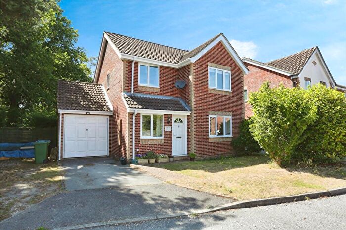 3 Bedroom Detached House For Sale In Tumulus Close, Southampton, Hampshire, SO19